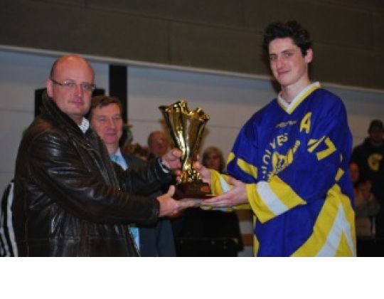 Voorzitter Nuchelmans geeft de BILHL CUP 