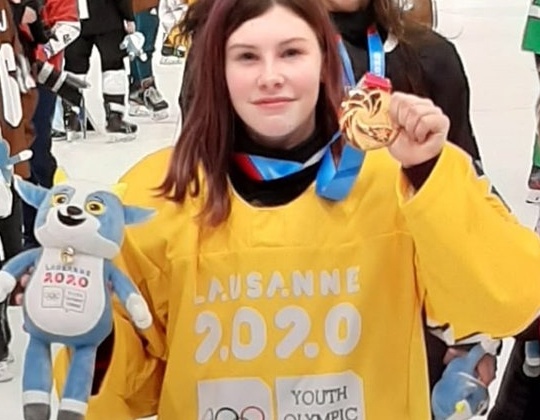 Anke Steeno brengt Olympisch ijshockeygoud terug naar huis