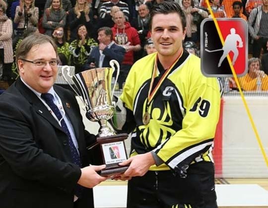 Sportiek Spins ramène le trophée de la Coupe de Belgique à Brasschaat.